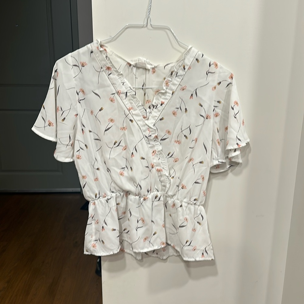 NWOT FLOWERED SIENNA SKY TOP